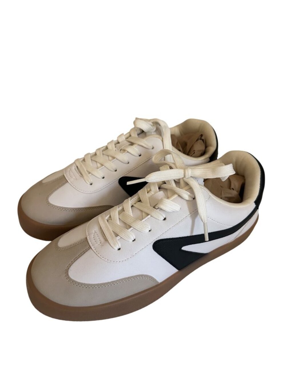 DV by Dolce Vita Voyage sneakers featuring a distinct black size 10 NWT